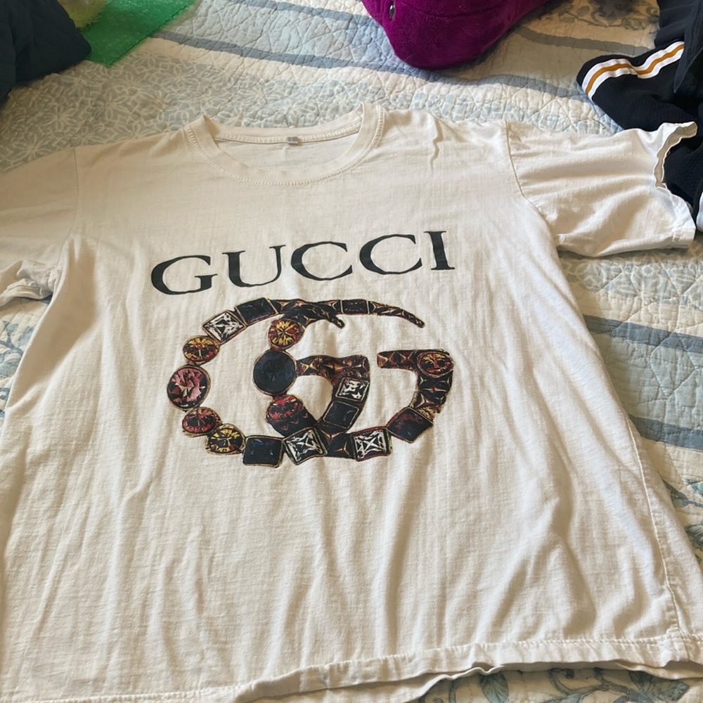 Women’s L, White tshirt. Gucci print. Unknown Brand.